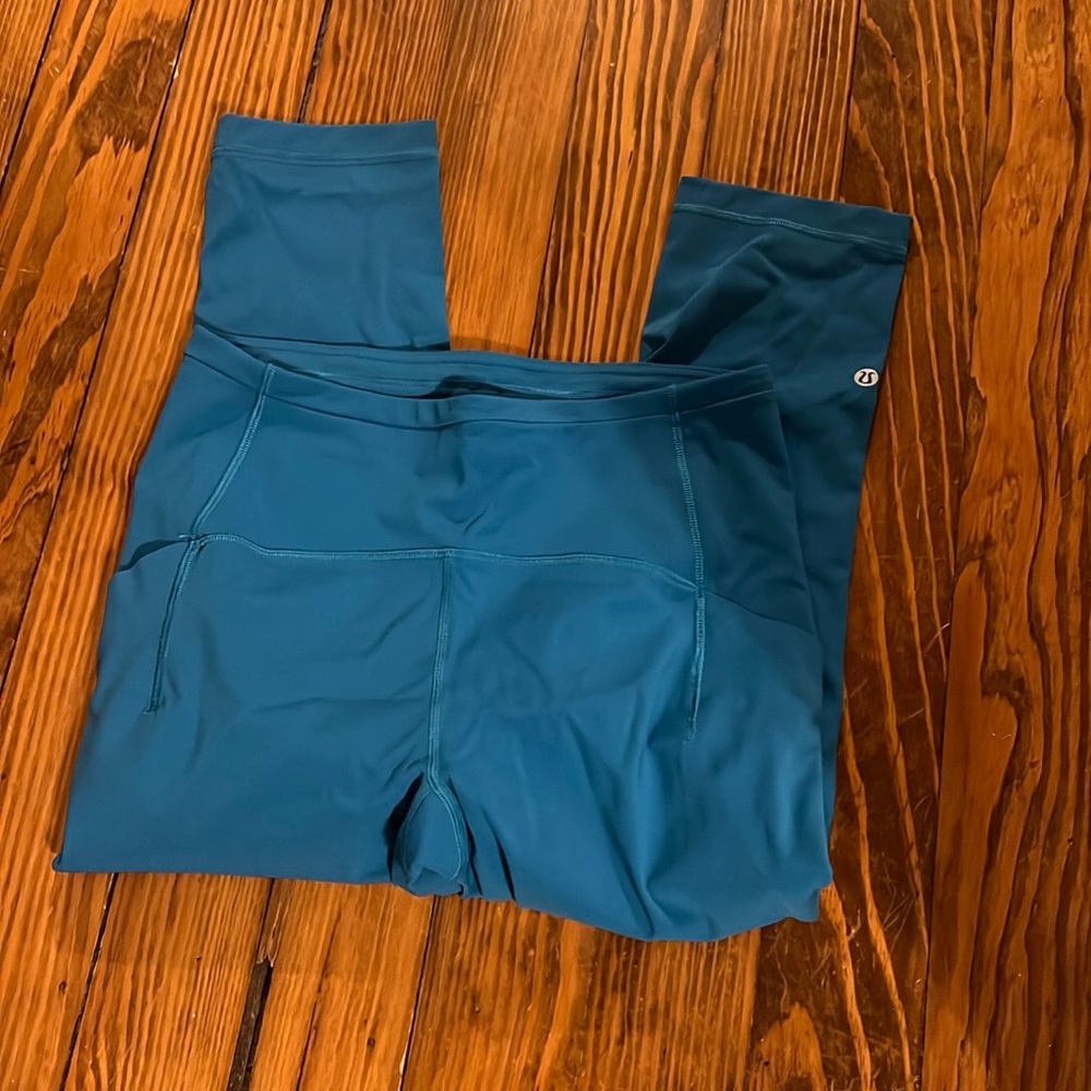 Lulu like new cropped fast and free leggings size 8